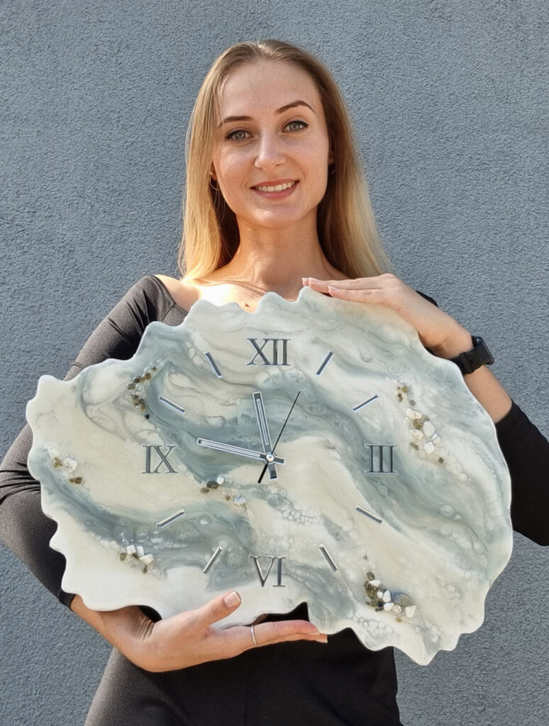 zegar z żywicy geode art szary jasny