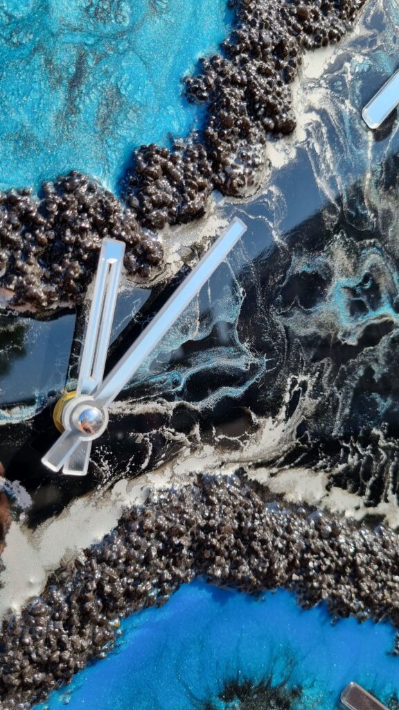 zegar z żywicą czarny niebieski srebro da resin art