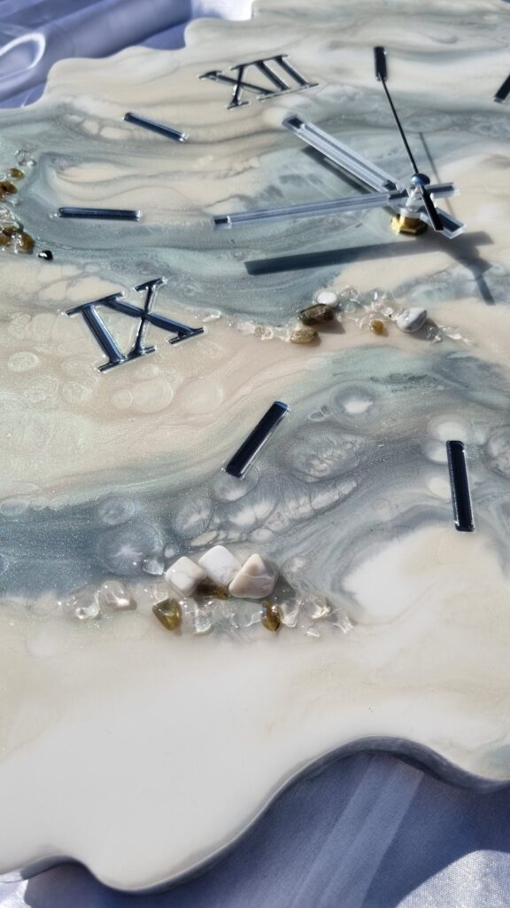 zegar z żywicą geoda szary jasny da resin art
