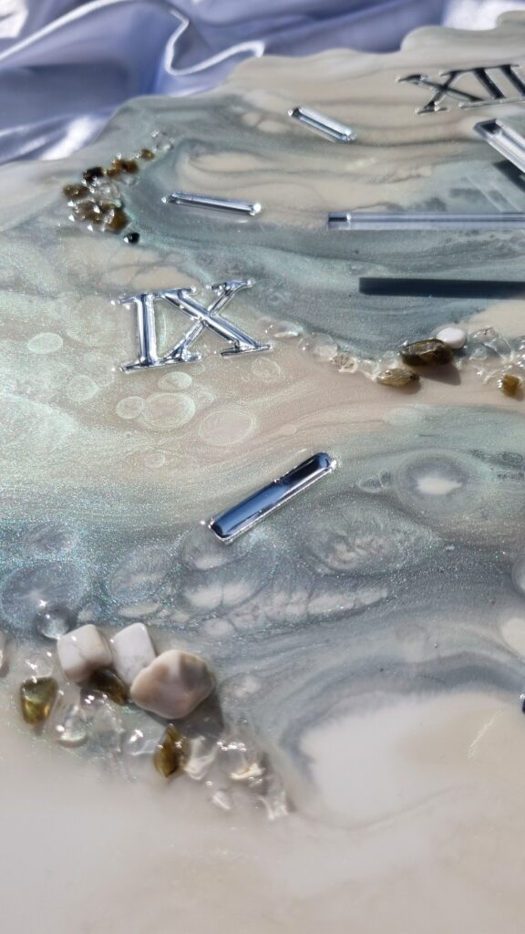 zegar z żywicą geoda szary jasny da resin art