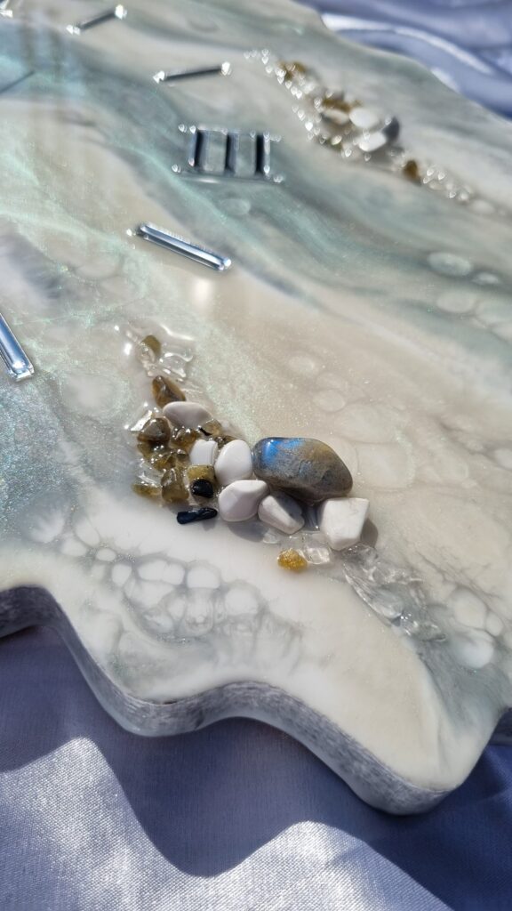 zegar z żywicą geoda szary jasny da resin art