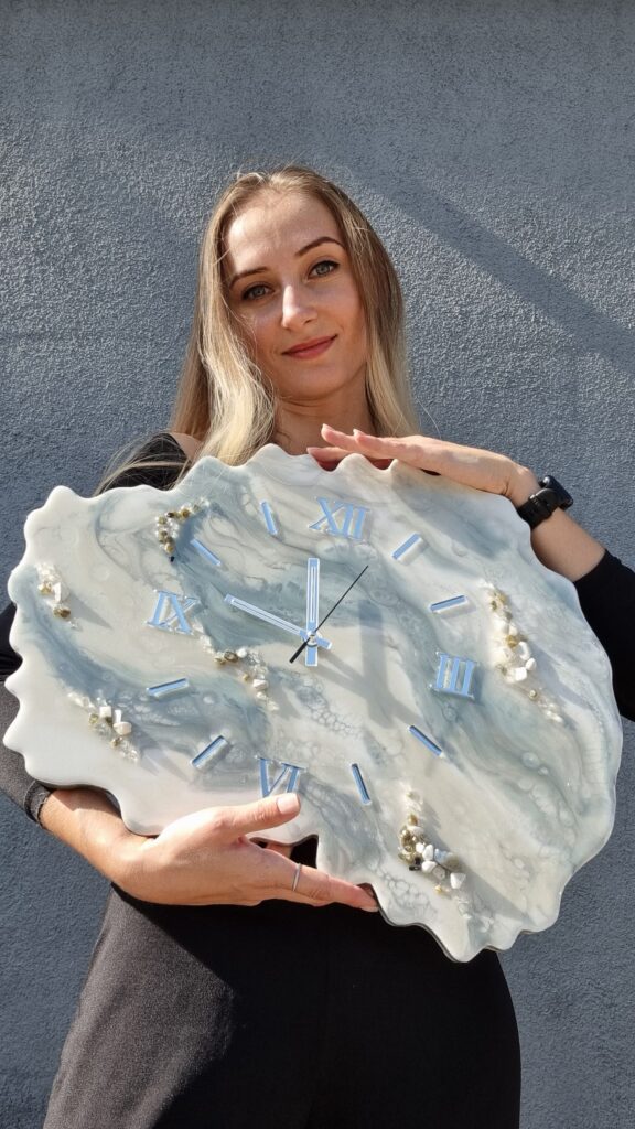 zegar z żywicą geoda szary jasny da resin art