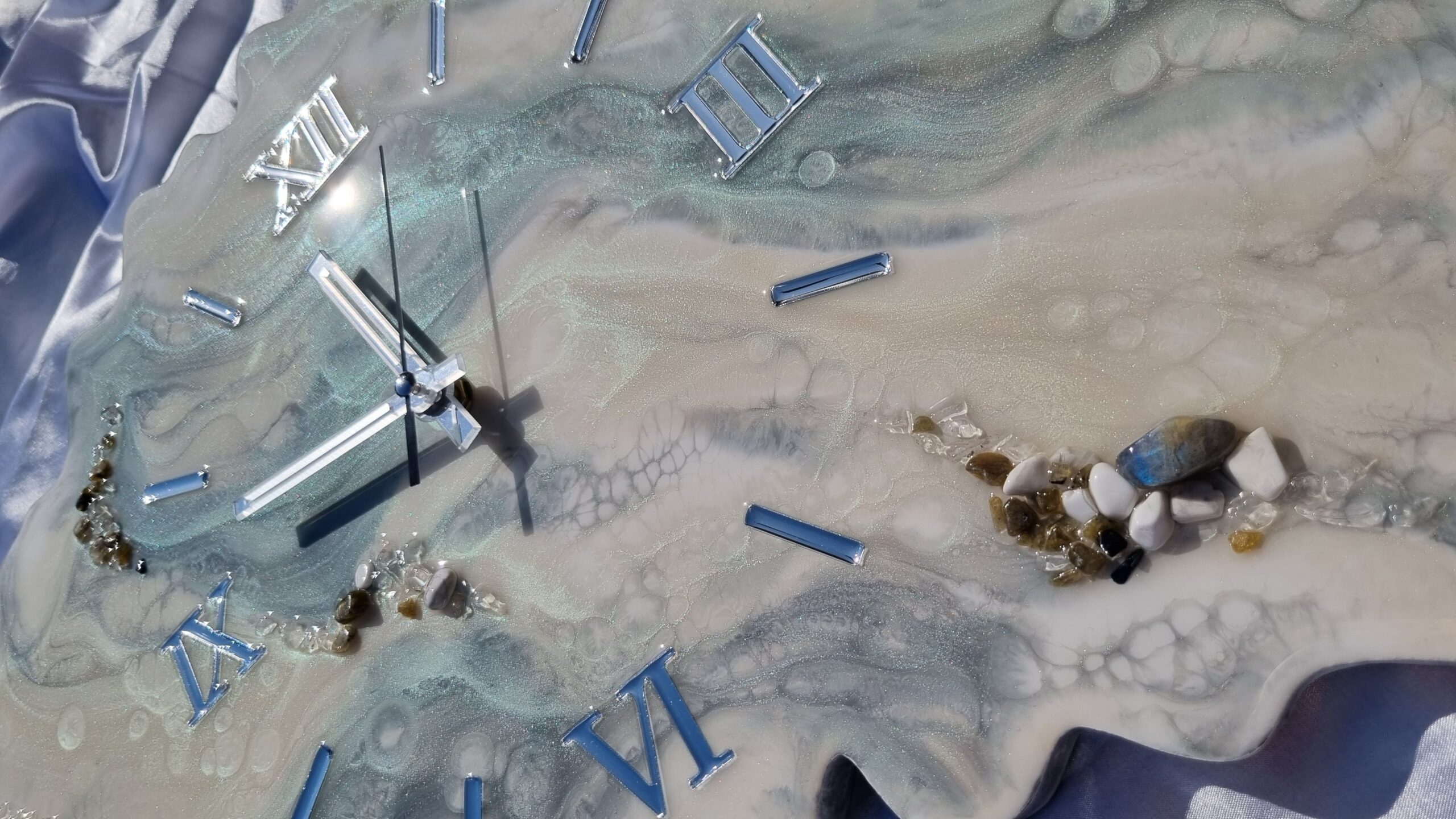 zegar z żywicą geoda szary jasny da resin art