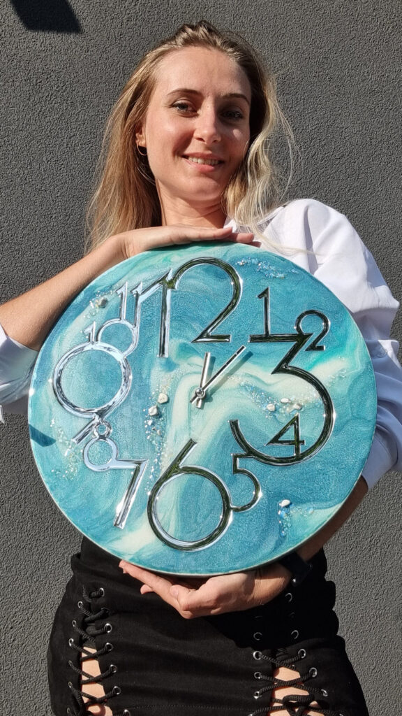 zegar z żywicą niebieski srebro da resin art