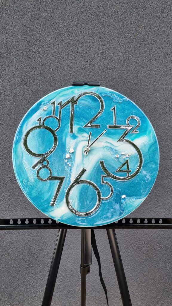 zegar z żywicą niebieski srebro da resin art
