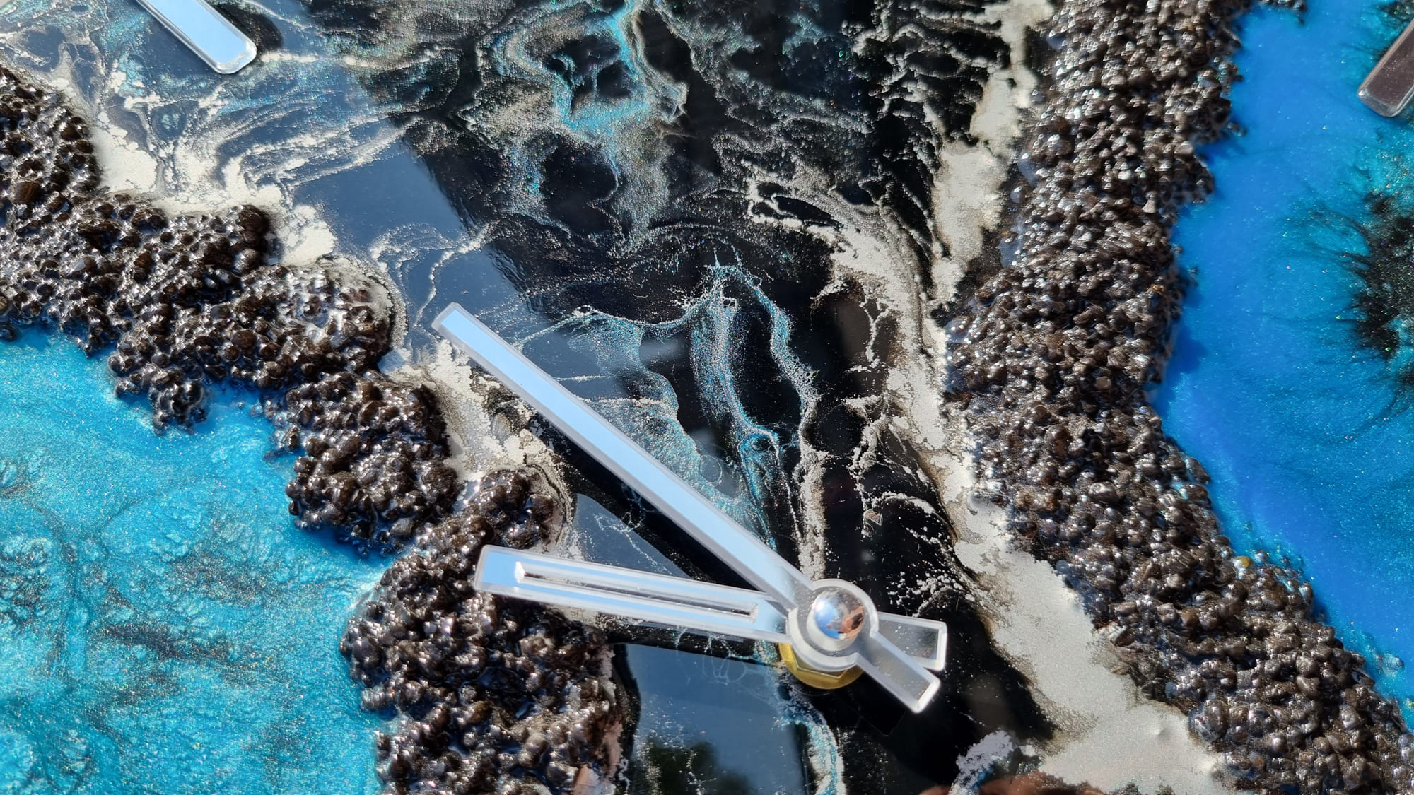 zegar z żywicą czarny niebieski srebro da resin art