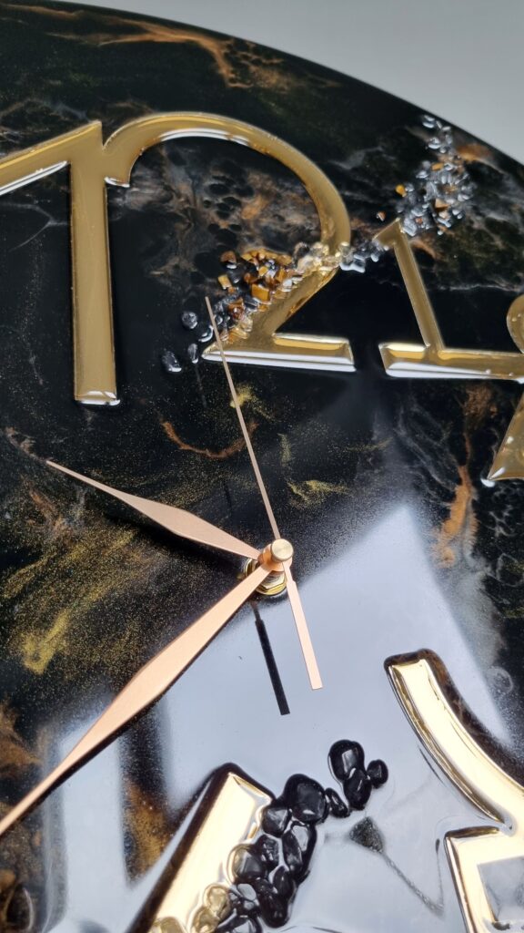 zegar z żywicą czarny złoty da resin art