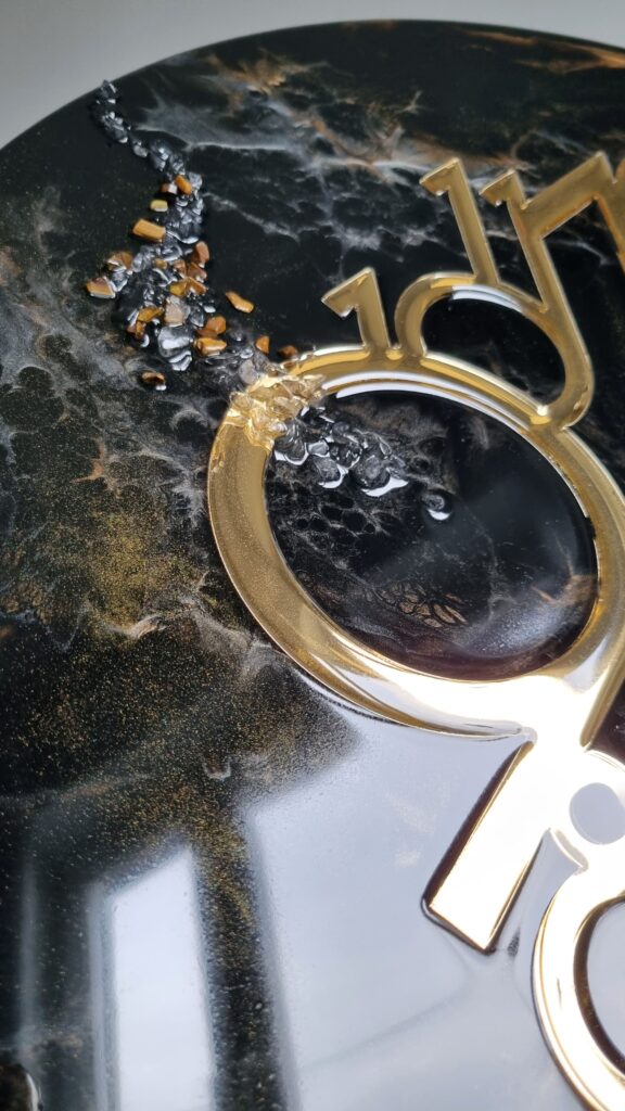 zegar z żywicą czarny złoty da resin art