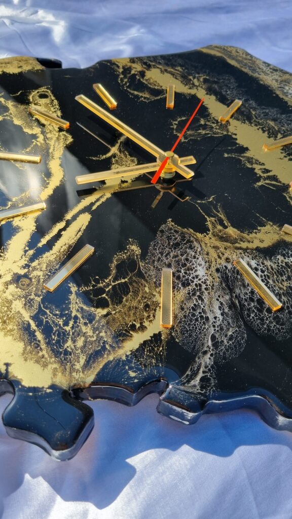 zegar z żywicy w krztałcie mapy Polski czarne złoto