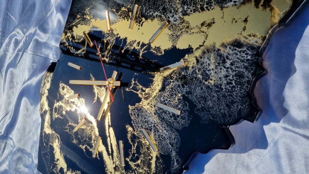 zegar z żywicy w krztałcie mapy Polski czarne złoto