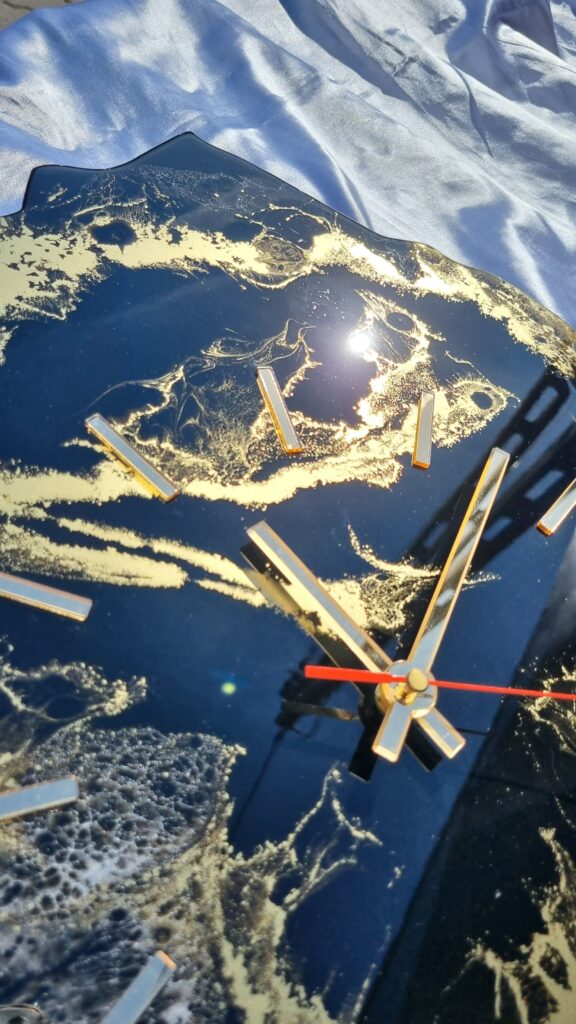 zegar z żywicy w krztałcie mapy Polski czarne złoto