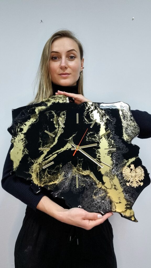 zegar z żywicy w krztałcie mapy Polski czarne złoto