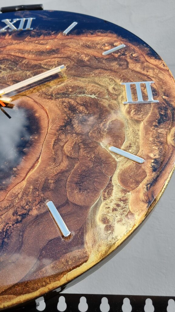 zegar z żywicą czarny brązowy imitacja drzewa