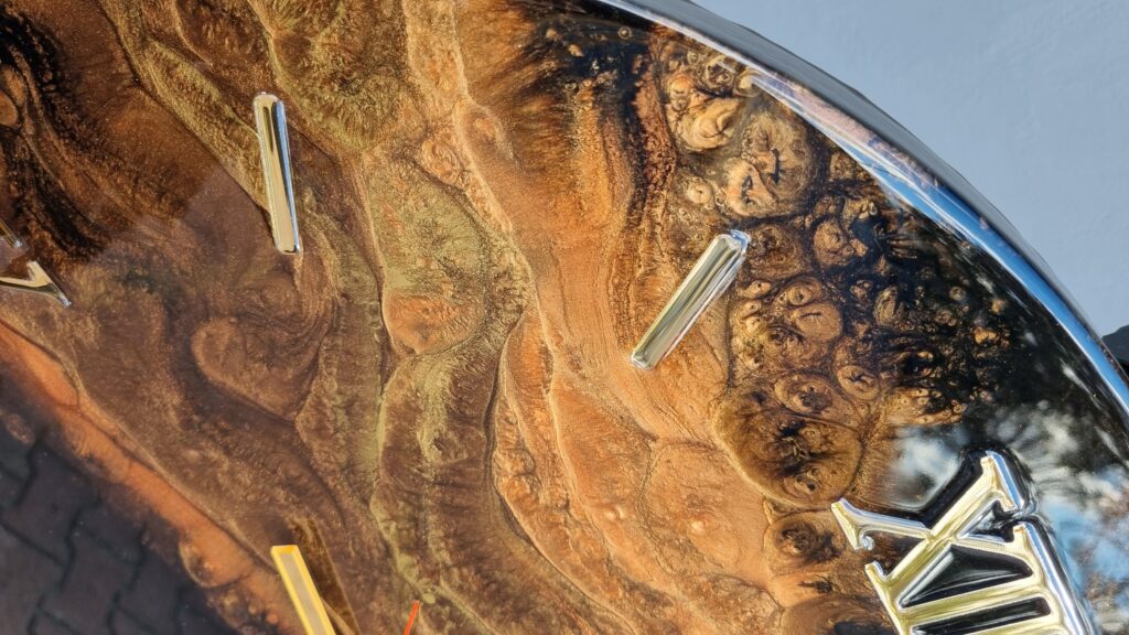 zegar z żywicą czarny brązowy imitacja drzewa