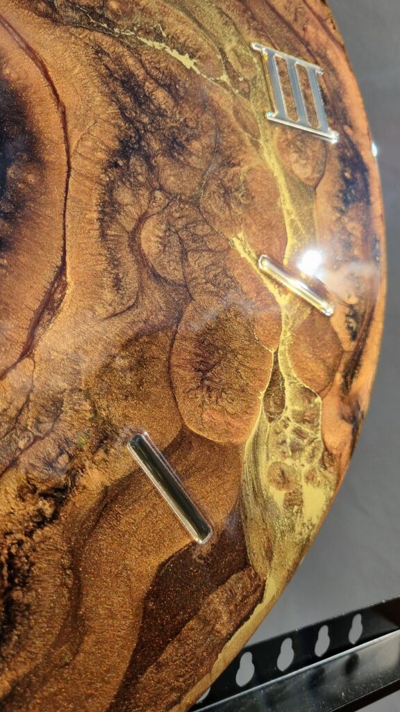 zegar z żywicą czarny brązowy imitacja drzewa