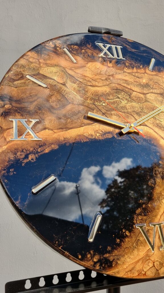 zegar z żywicą czarny brązowy imitacja drzewa