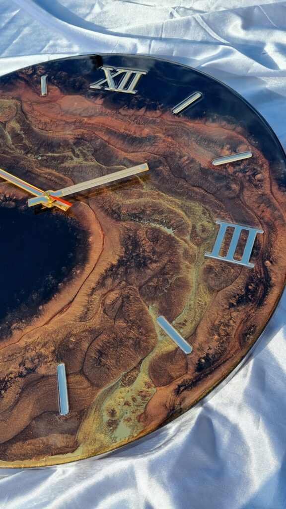 zegar z żywicą czarny brązowy imitacja drzewa