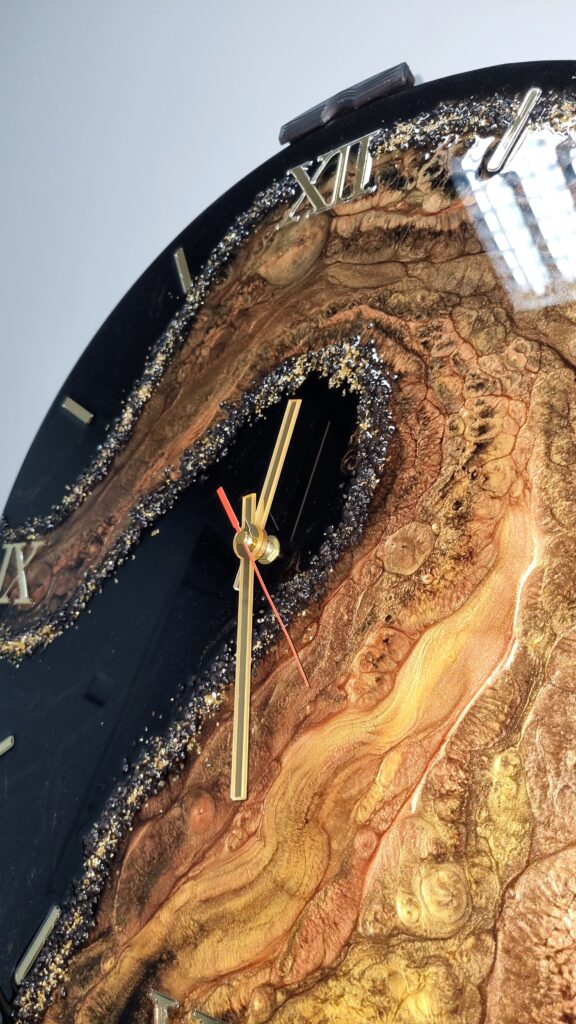 zegar z żywicą czarny brązowy imitacja drzewa