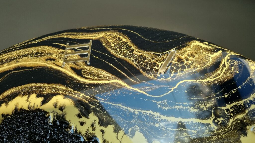 zegar z żywicy Jin-Jang na czarnym tle Premium Złoto oraz biały marmur