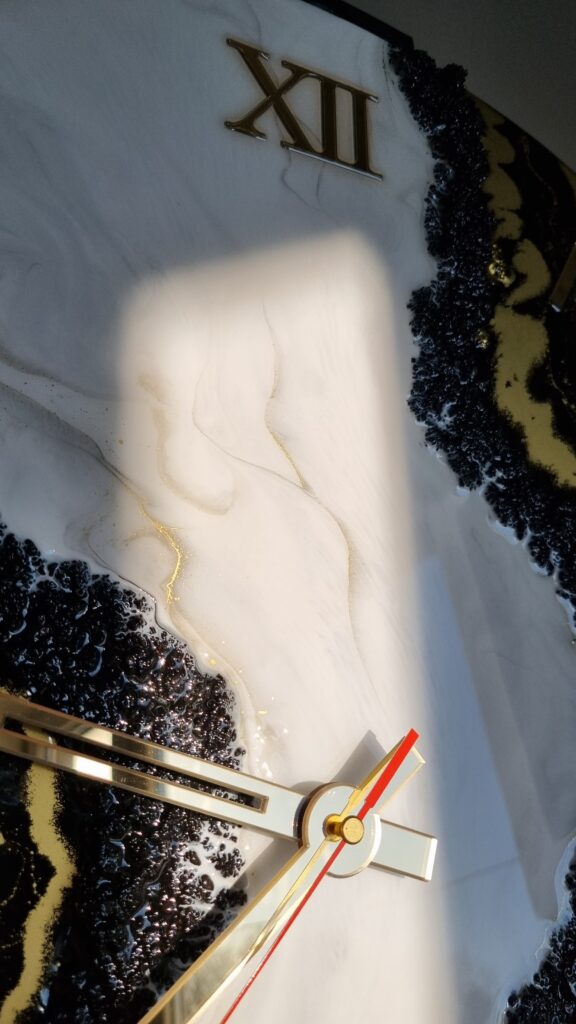 zegar z żywicy Jin-Jang na czarnym tle Premium Złoto oraz biały marmur