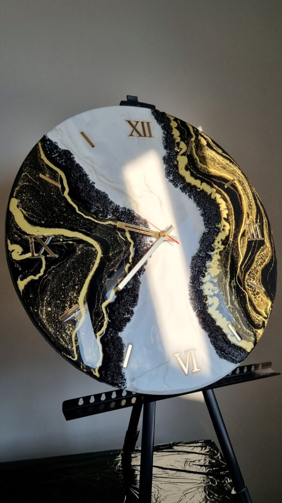 zegar z żywicy Jin-Jang na czarnym tle Premium Złoto oraz biały marmur