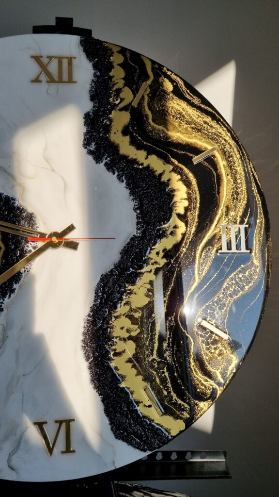 zegar z żywicy Jin-Jang na czarnym tle Premium Złoto oraz biały marmur