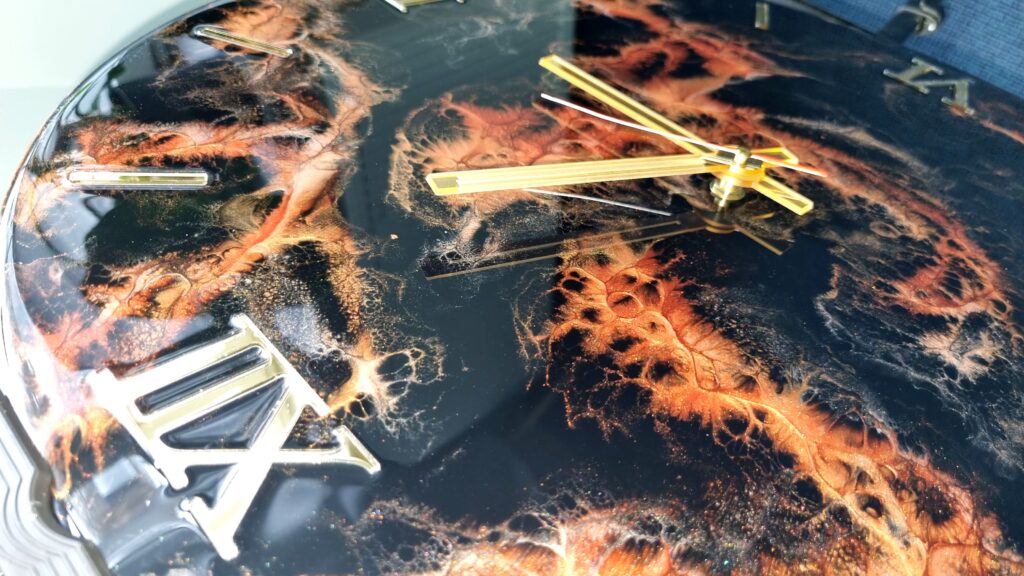 zegar z żywicy na zamówienie czarny kuper