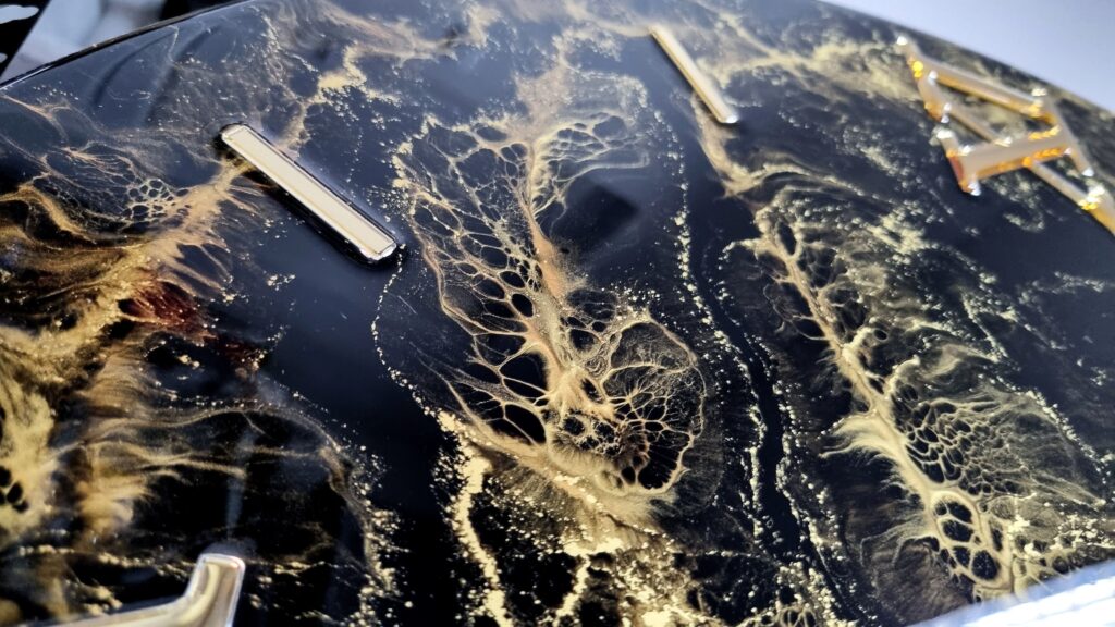 zegar z żywicą czarno złoty