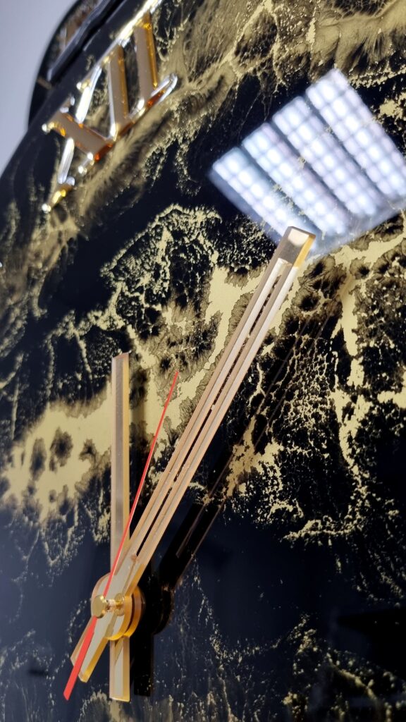 zegar z żywicą czarno złoty