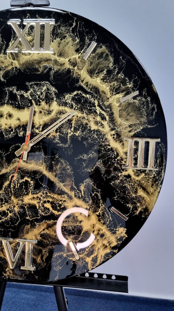 zegar z żywicą czarno złoty