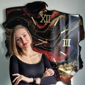 zegar z żywicy w krztałcie mapy Polski czarny czerwony złoto