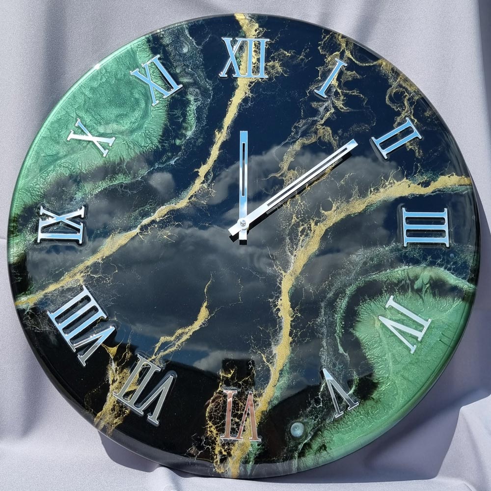 zegar z żywicy ręcznie robiony czarny zielony