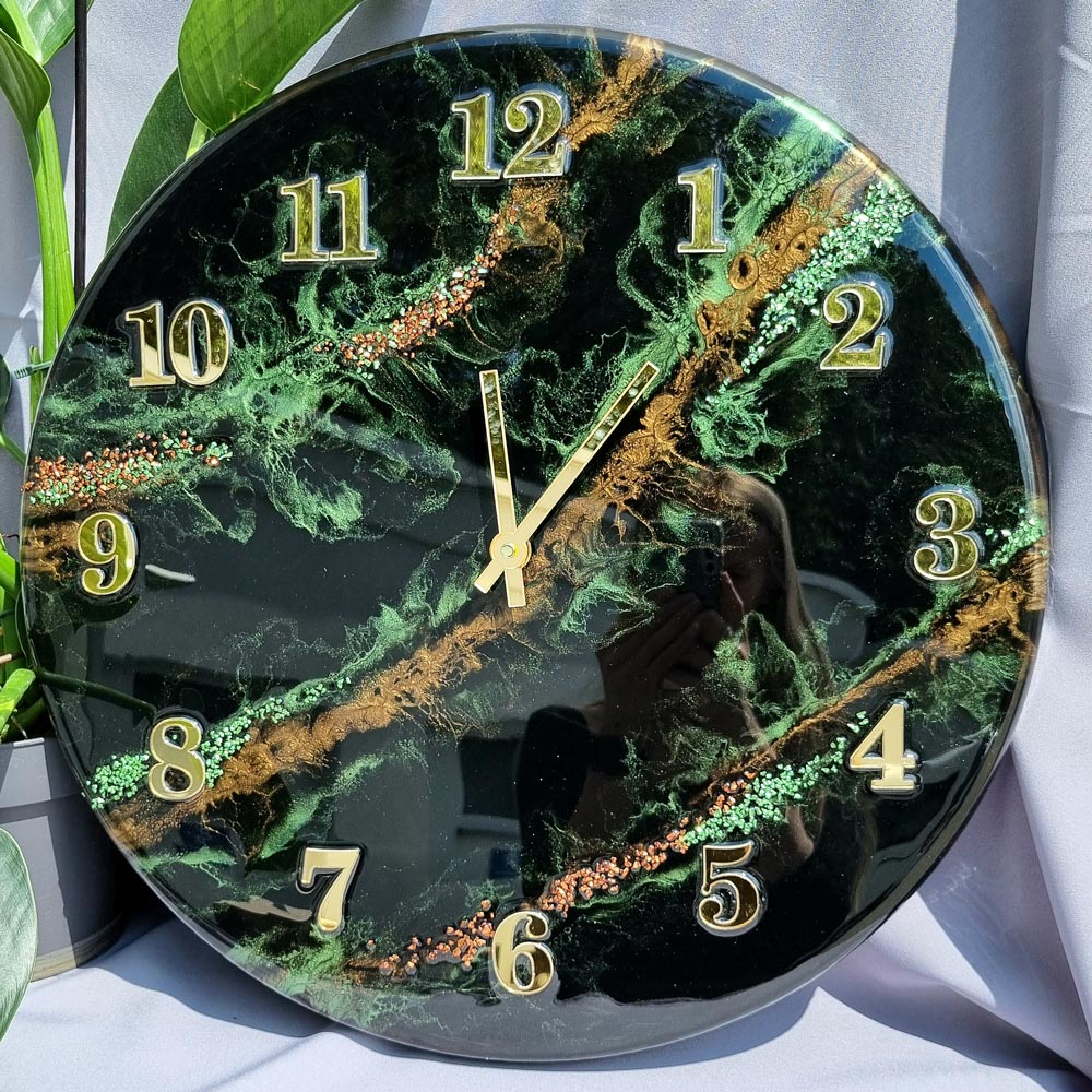 zegar z żywicy czarno zielony brązowy