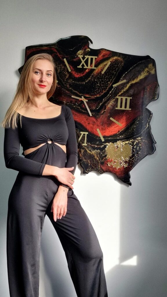 zegar z żywicy w krztałcie mapy Polski czarny czerwony złoto