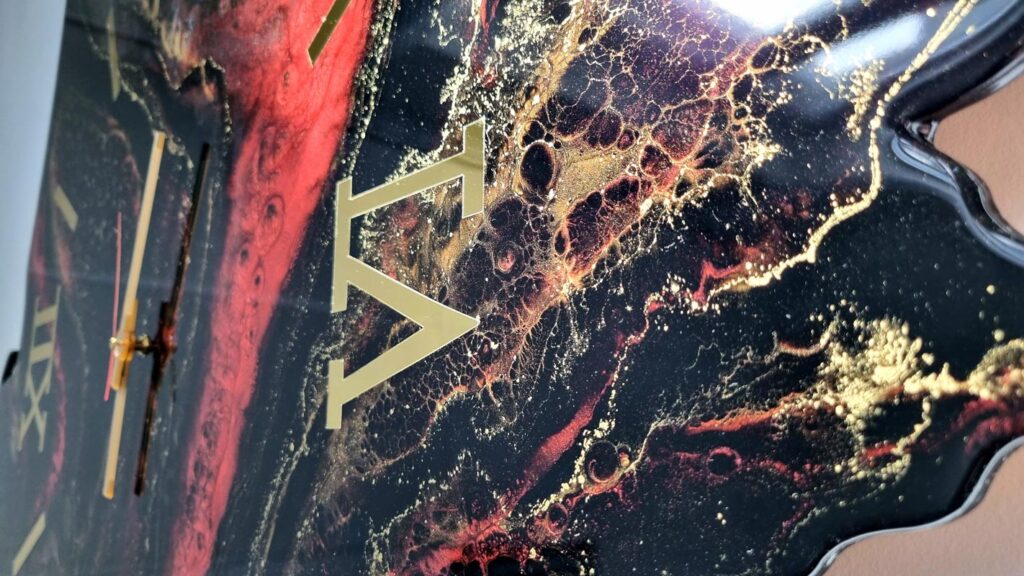 zegar z żywicy w krztałcie mapy Polski czarny czerwony złoto