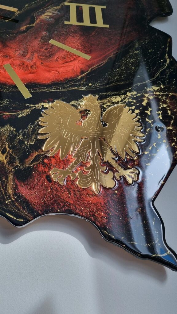 zegar z żywicy w krztałcie mapy Polski czarny czerwony złoto