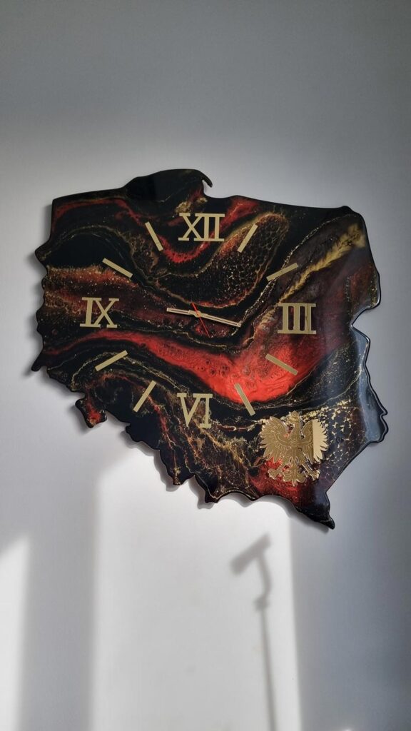 zegar z żywicy w krztałcie mapy Polski czarny czerwony złoto