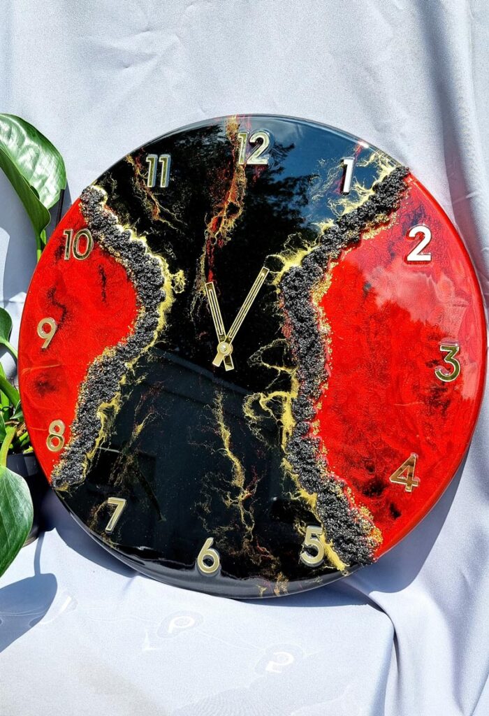 zegar z żywicy ręcznie robiony czarny czerwony