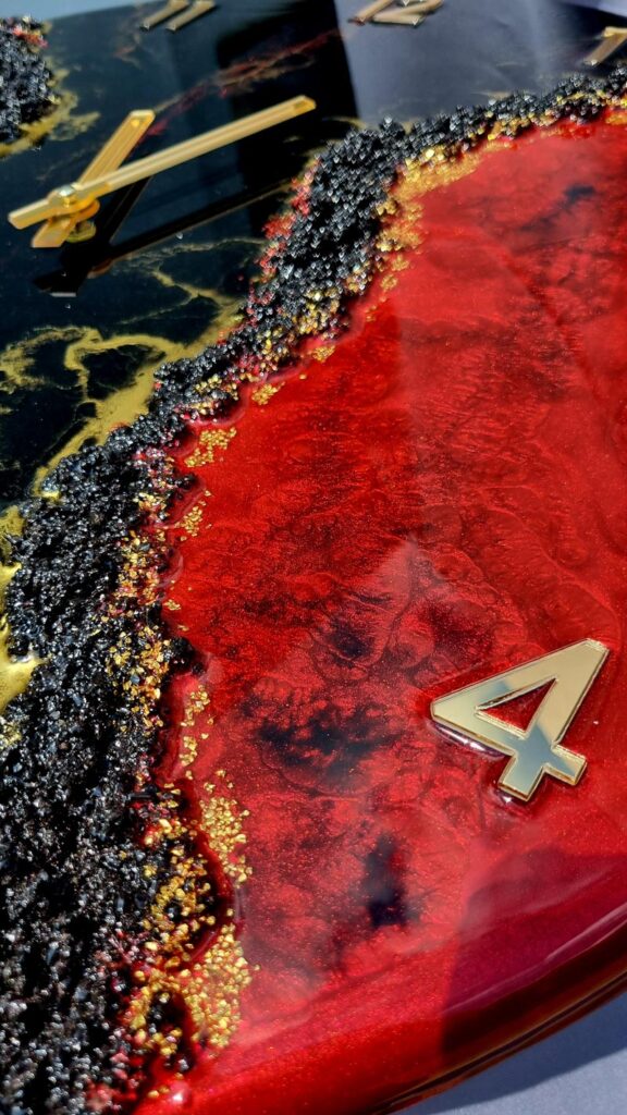 zegar z żywicy ręcznie robiony czarny czerwony