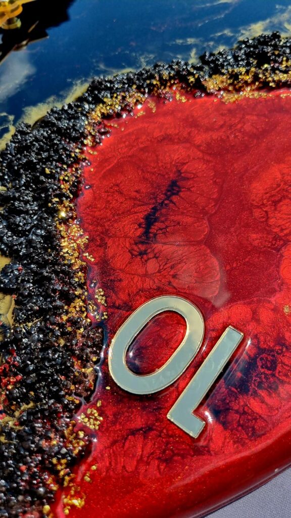 zegar z żywicy ręcznie robiony czarny czerwony