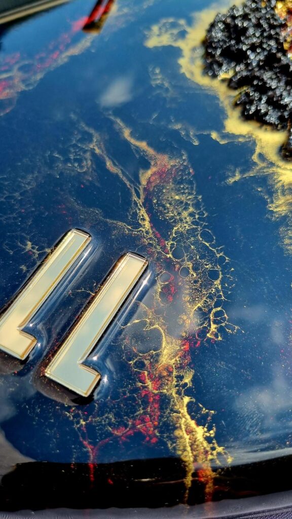 zegar z żywicy ręcznie robiony czarny czerwony