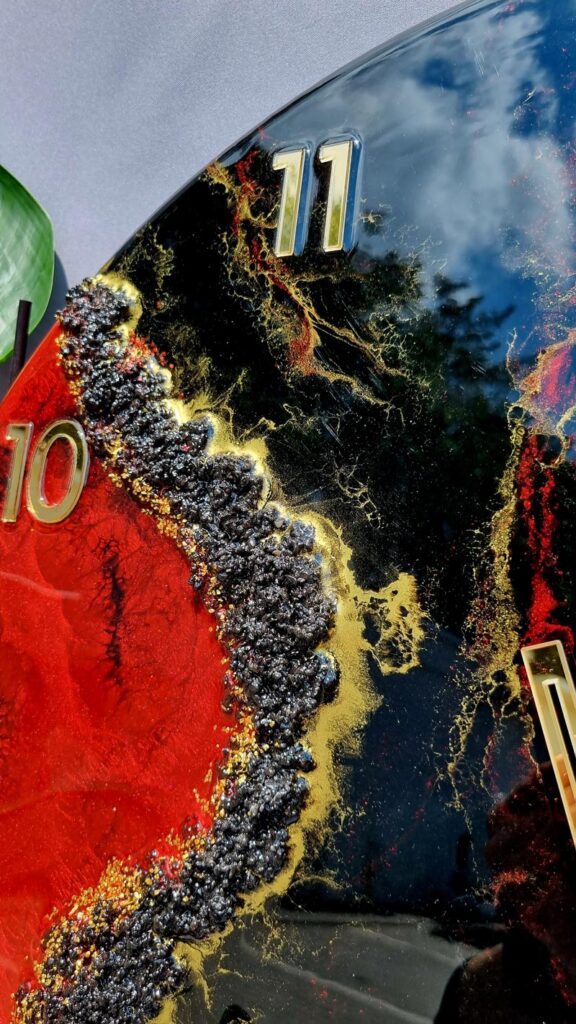 zegar z żywicy ręcznie robiony czarny czerwony