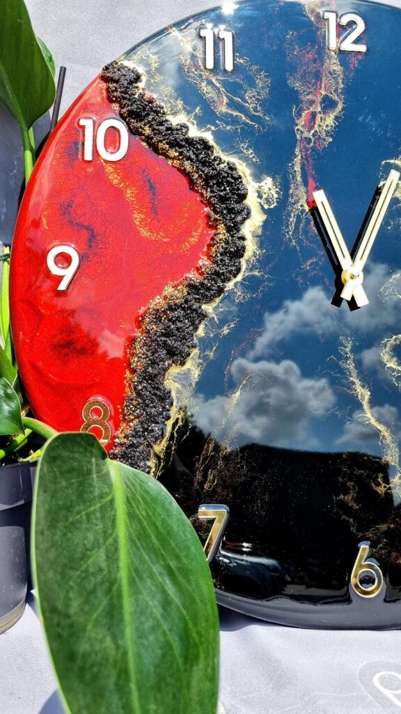 zegar z żywicy ręcznie robiony czarny czerwony