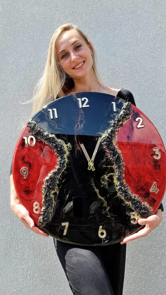 zegar z żywicy ręcznie robiony czarny czerwony