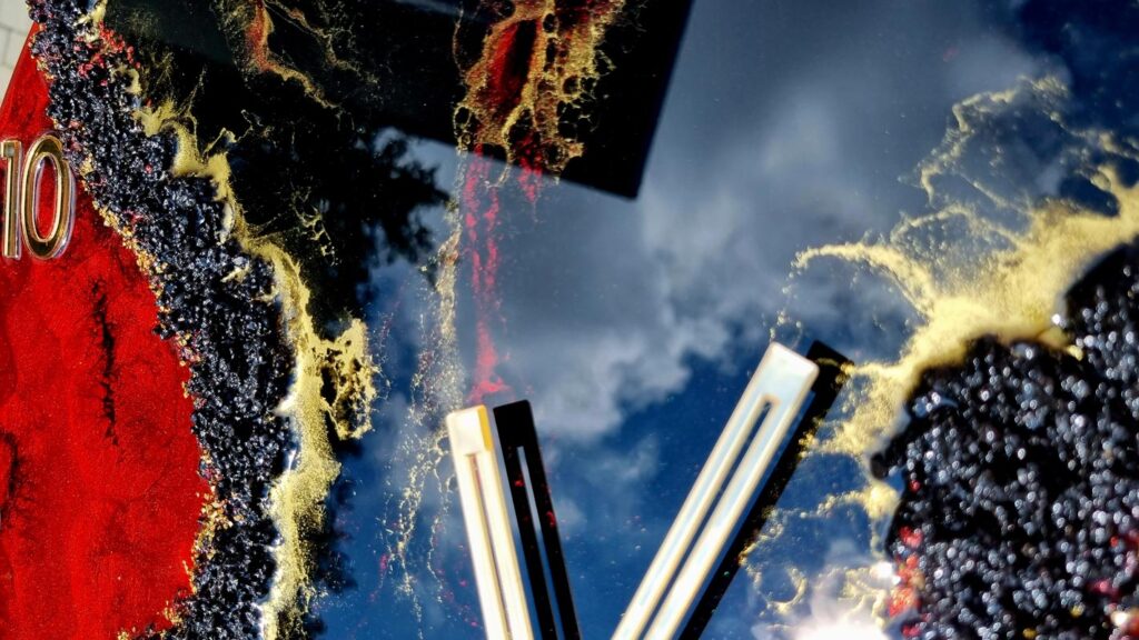 zegar z żywicy ręcznie robiony czarny czerwony