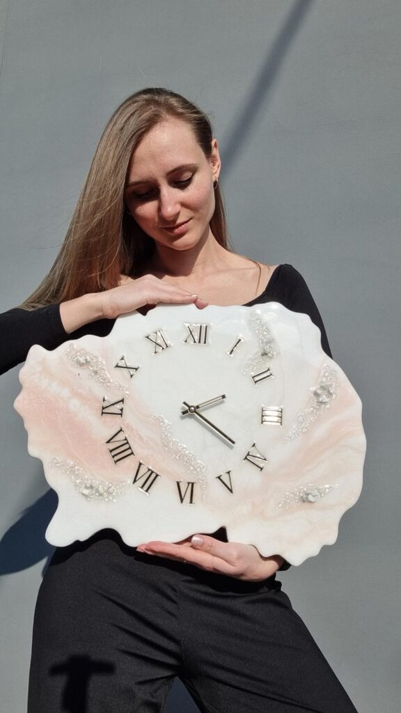 Zegar ścienny z żywicy Jasna brzoskwinia