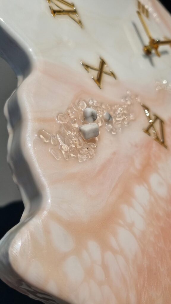 Zegar ścienny z żywicy Jasna brzoskwinia