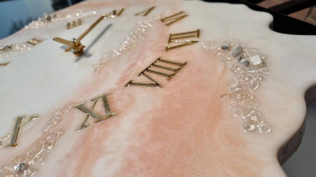 Zegar ścienny z żywicy Jasna brzoskwinia