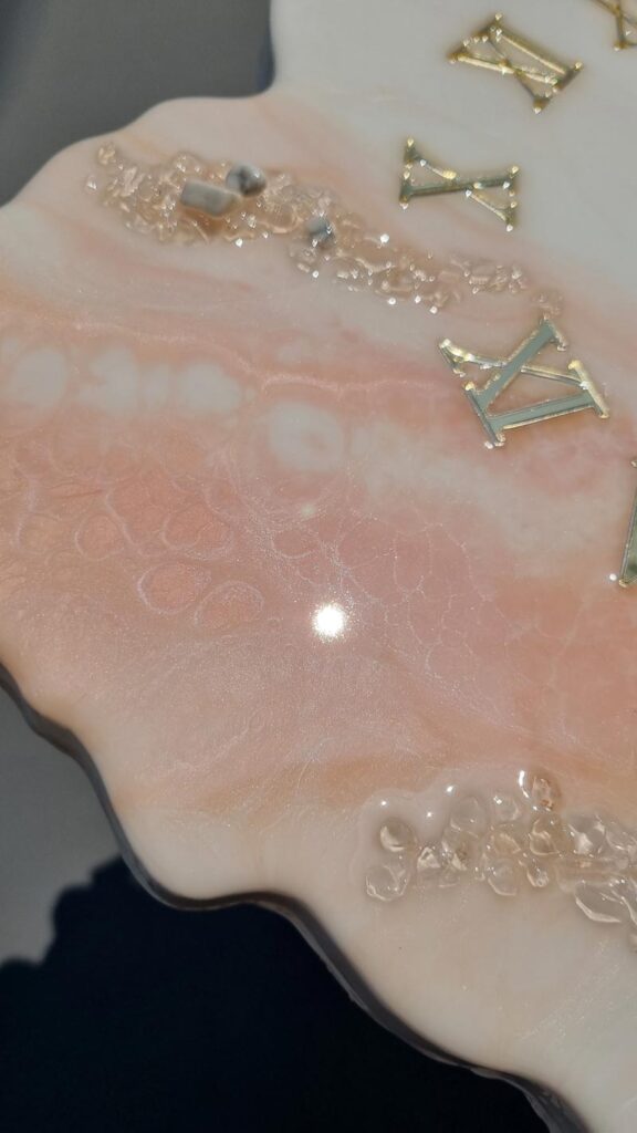 Zegar ścienny z żywicy Jasna brzoskwinia