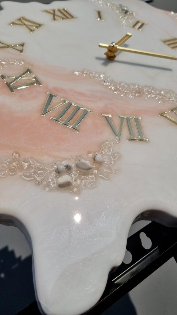 Zegar ścienny z żywicy Jasna brzoskwinia